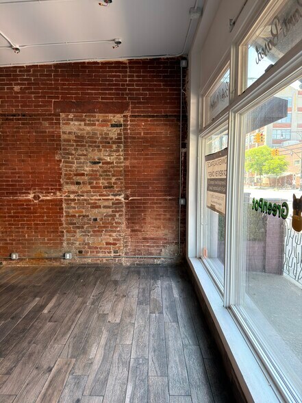 More Photos Of 86 Greenpoint Ave, Brooklyn Convenience Store For Lease