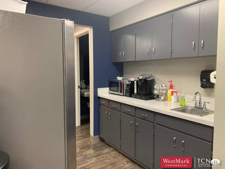 More Photos Of 4502-4516 Englewood Ave, Lubbock Office For Lease