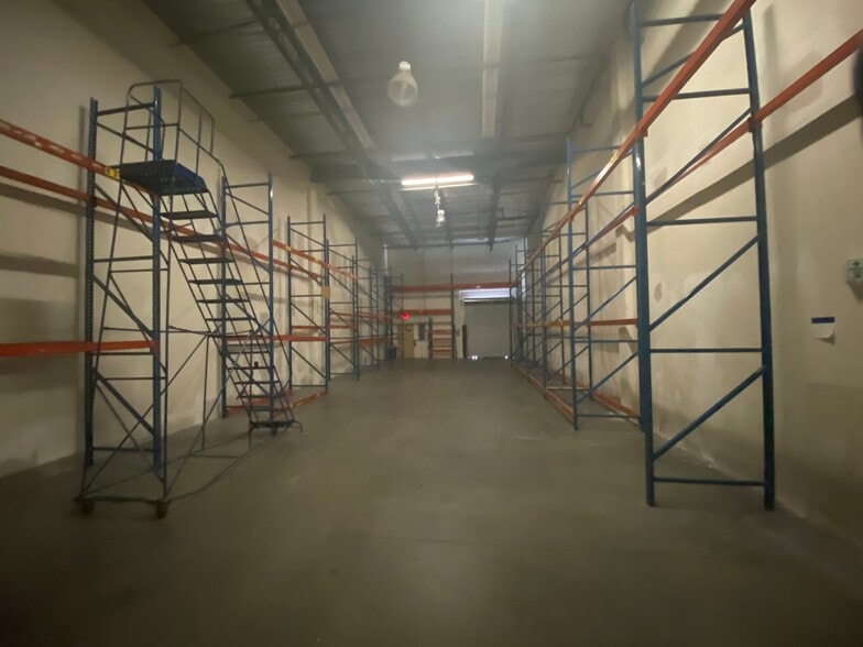 More Photos Of 7575 Kingspointe Pky, Orlando Showroom For Lease