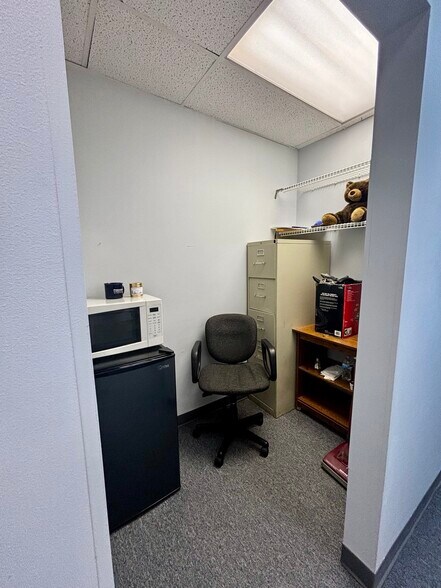 More Photos Of 17W620 14th St, Oakbrook Terrace General Retail For Sale
