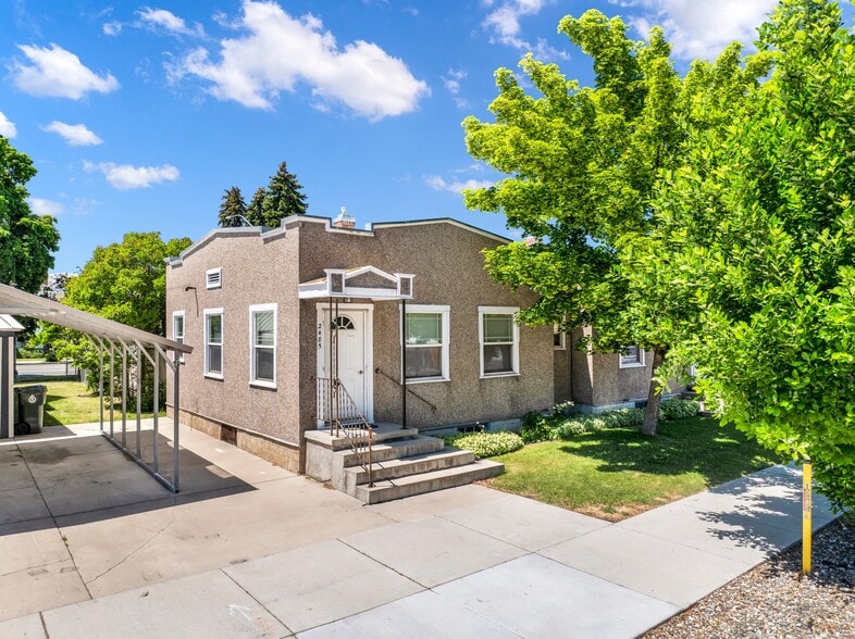 2490 Main St  