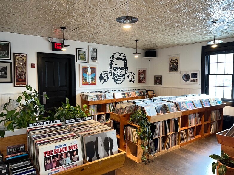 More Photos Of 28 Market St, Warren Theater Concert Hall For Sale