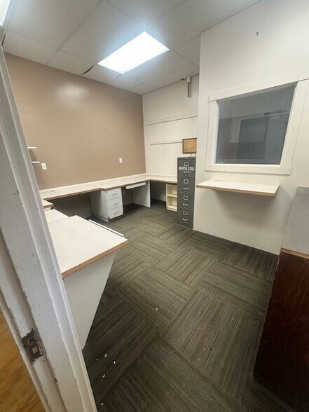 More Photos Of 2440 W Commodore Way, Seattle Manufacturing For Lease