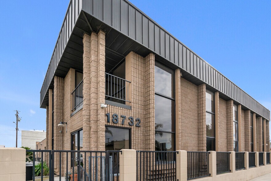 More Photos Of 18732 Corby Ave, Artesia Warehouse For Lease