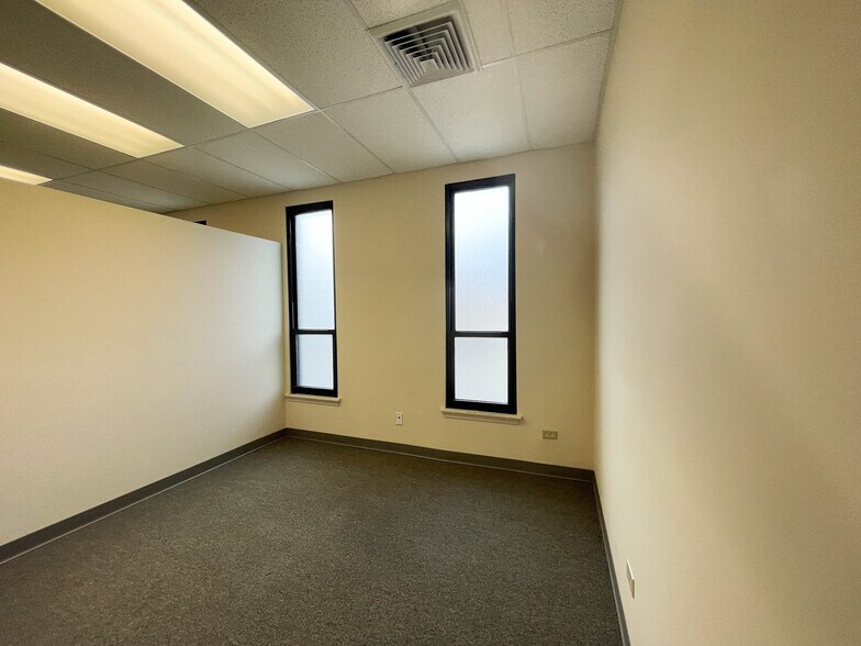 More Photos Of 6252 N Lincoln Ave, Chicago Office For Lease