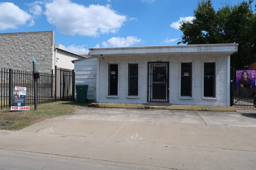More Photos Of 1804 N Main St, Houston Freestanding For Lease