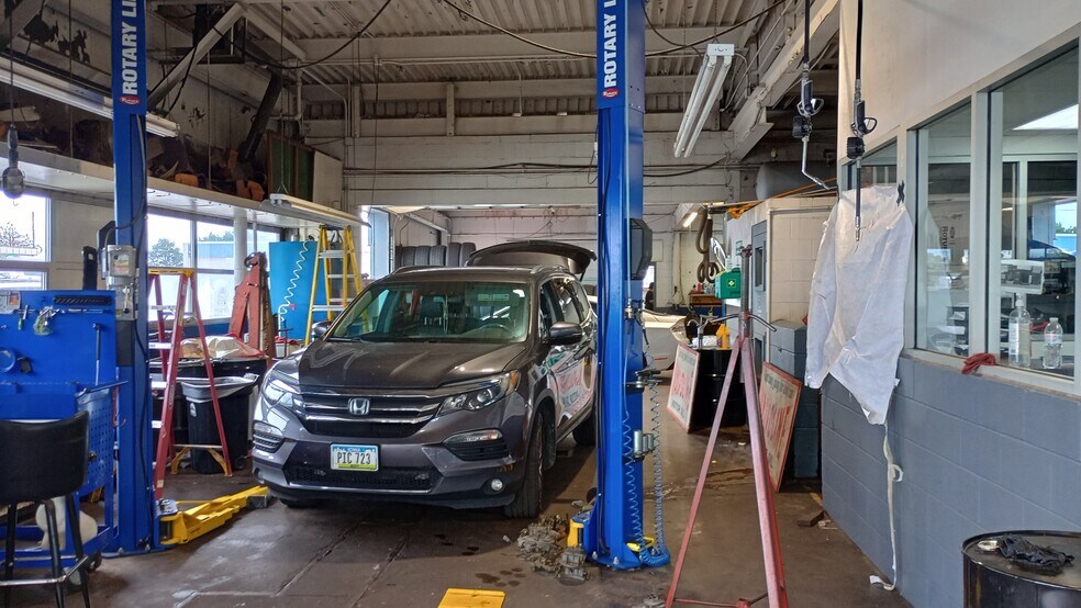 More Photos Of 520 W Kimberly Rd, Davenport Auto Dealership For Lease