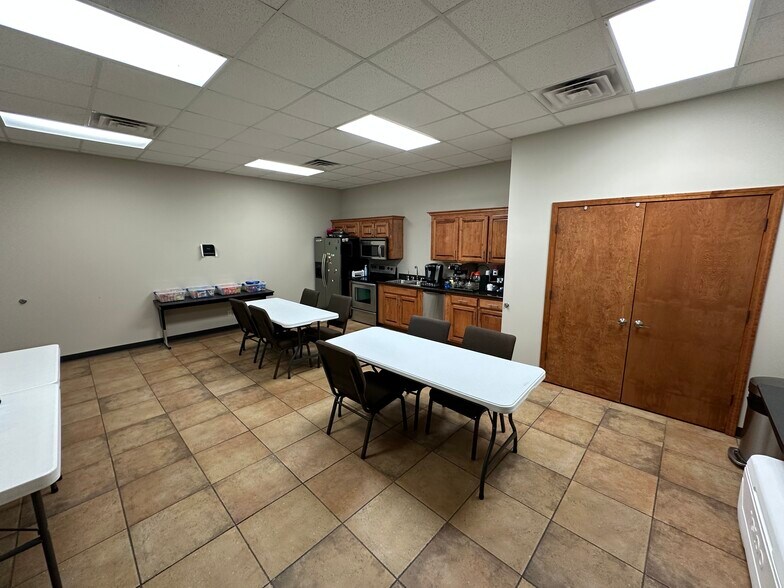 More Photos Of 4600 W Kearney St, Springfield Office For Lease