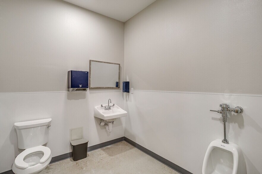 More Photos Of 1510 Markum Ranch Rd, Fort Worth Warehouse For Lease