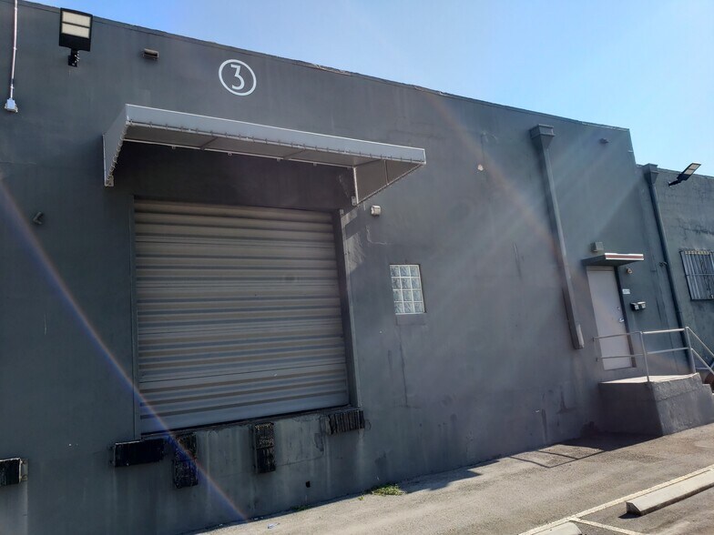 More Photos Of 2901-2915 NW 34th St, Miami Showroom For Lease