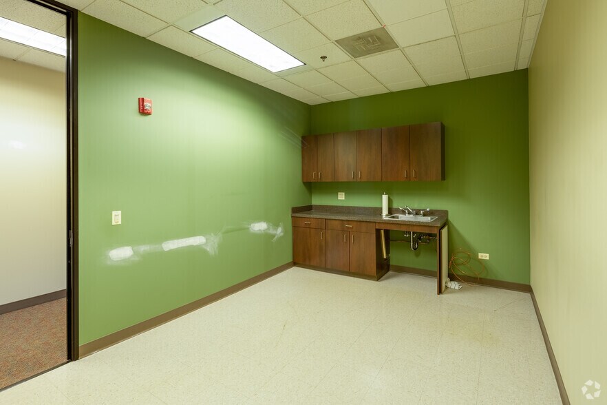 More Photos Of 450-500 E Diehl Rd, Naperville Unknown For Lease