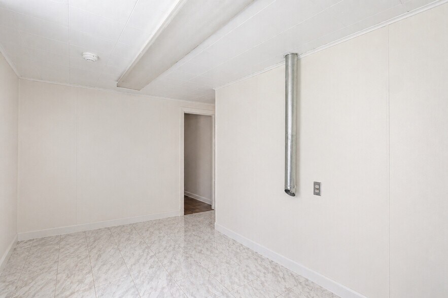 More Photos Of 1612 Main Rd, Riverhead Freestanding For Sale