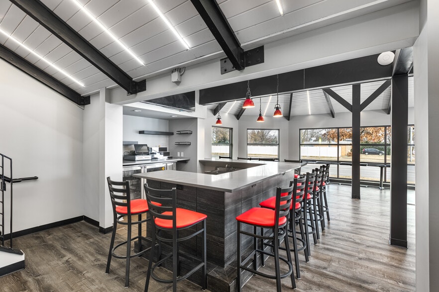 More Photos Of 9750 S Roberts Rd, Palos Hills Freestanding For Sale