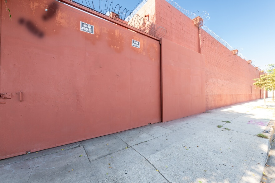 More Photos Of 5000 W Adams Blvd, Los Angeles Showroom For Lease