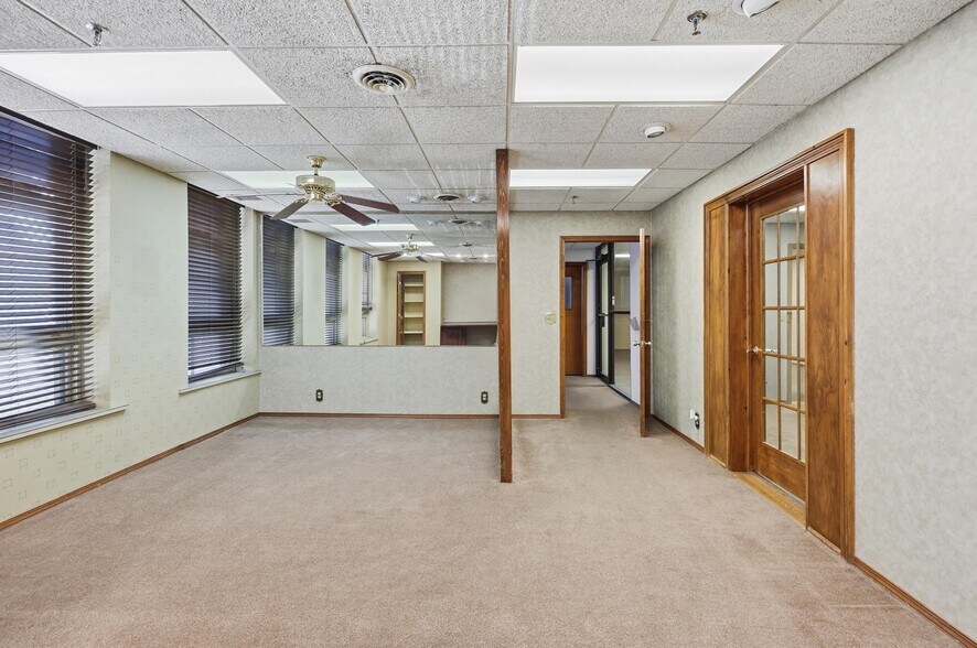 More Photos Of 117 E 4th St, Joplin Office For Sale