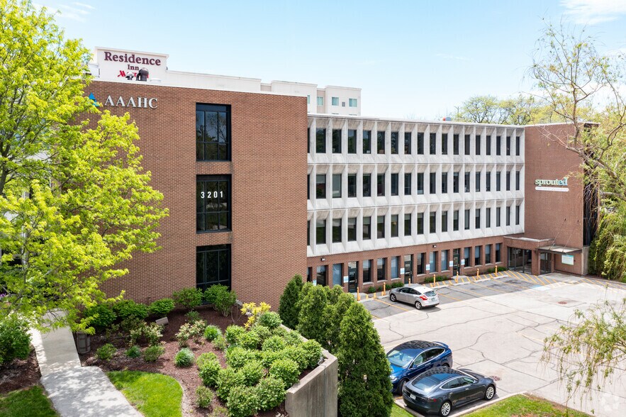 More Photos Of 3201 Old Glenview Rd, Wilmette Office For Lease