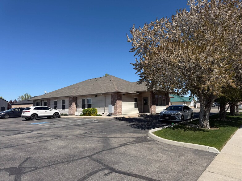 More Photos Of 811 NW 12th St, Fruitland Medical For Sale