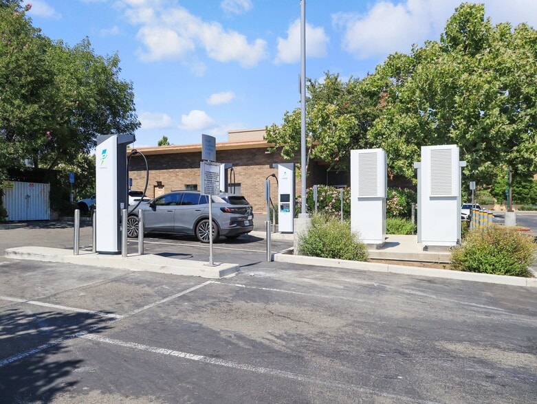 More Photos Of 26801 Mission Blvd, Hayward Bank For Lease