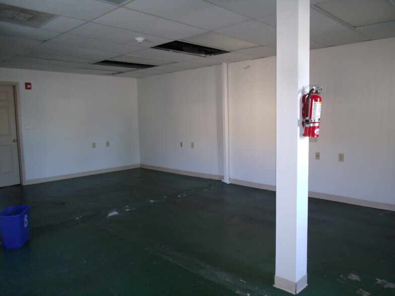 More Photos Of 411 Holmes St, Frankfort Light Distribution For Sale