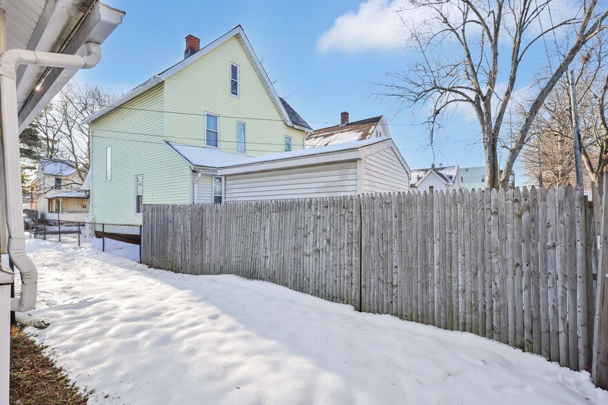 More Photos Of 142 Dickinson St, Springfield Flex For Sale