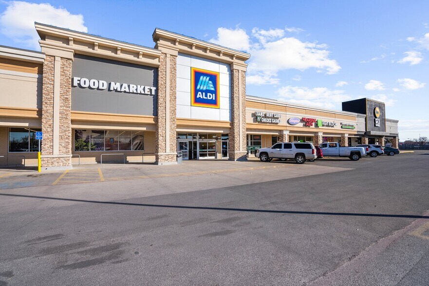 More Photos Of 509-531 W Commerce St, Brownwood Unknown For Lease