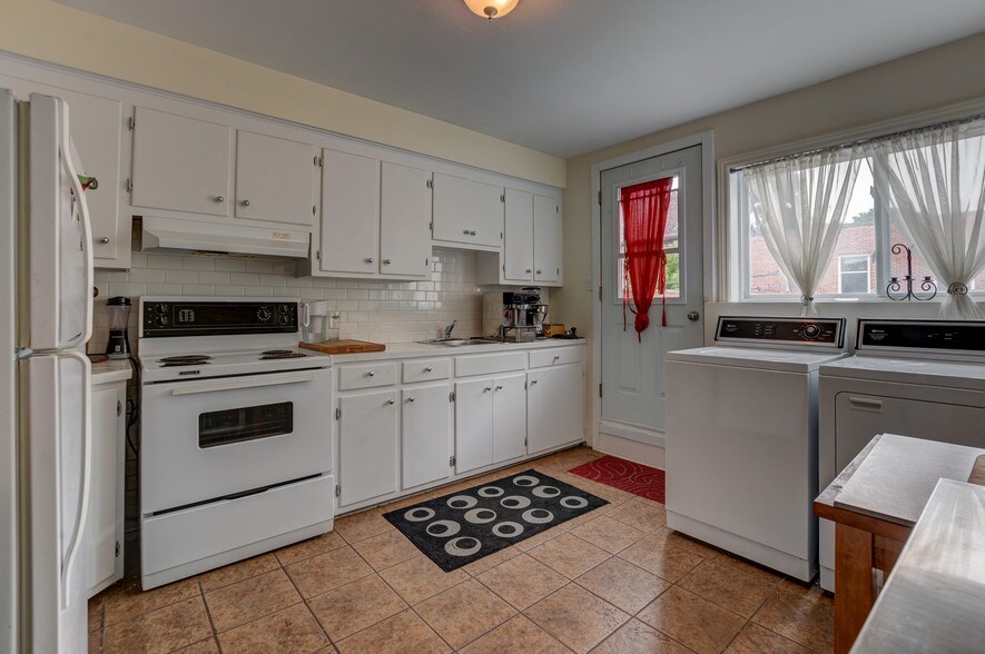 More Photos Of 89 Boul Henri-Bourassa O, Montréal Specialty For Sale