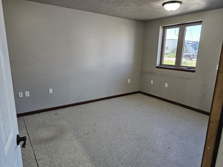 More Photos Of 47001 Mona St, Tea Distribution For Lease