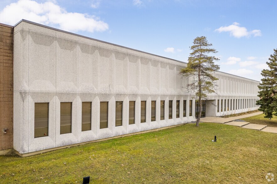 More Photos Of 6000 Boul Thimens, Montréal Warehouse For Sale