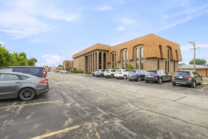 Primary Photo Of 4647 W 103 St, Oak Lawn Medical For Sale