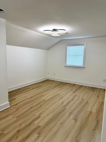 More Photos Of 32-40 Doe Run Rd, Manheim Manufacturing For Lease