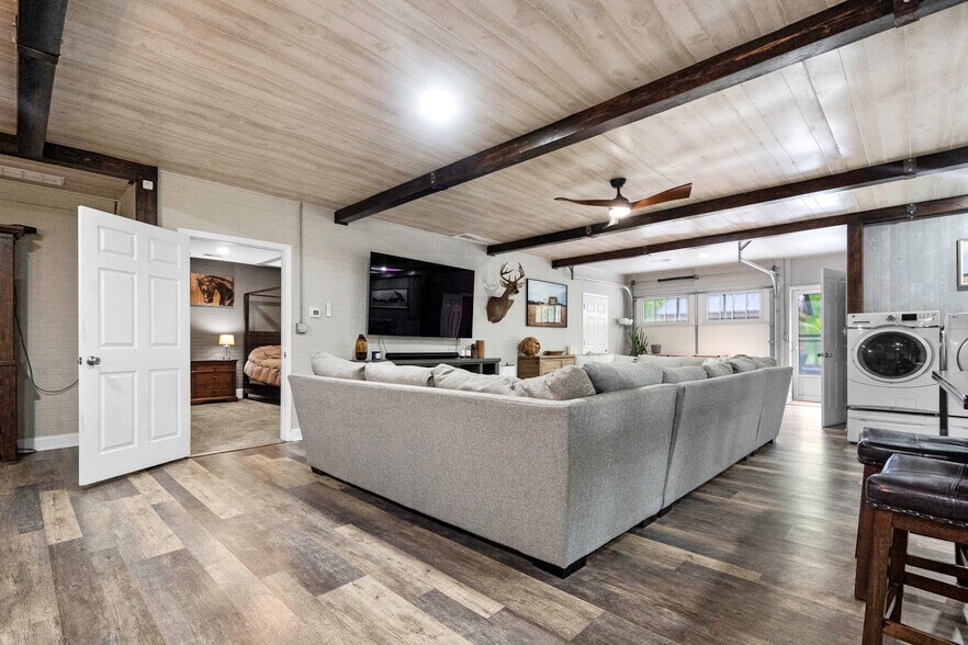 More Photos Of 11155 Hubbard Rd, Kansas City Flex For Sale