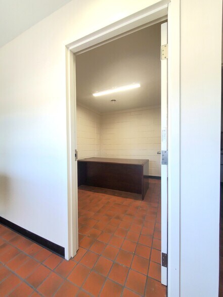 More Photos Of 2401 NW Vivion Rd, Riverside General Retail For Lease