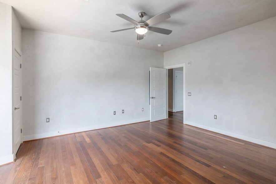 More Photos Of 6444 Burnet Rd, Austin Apartments For Sale