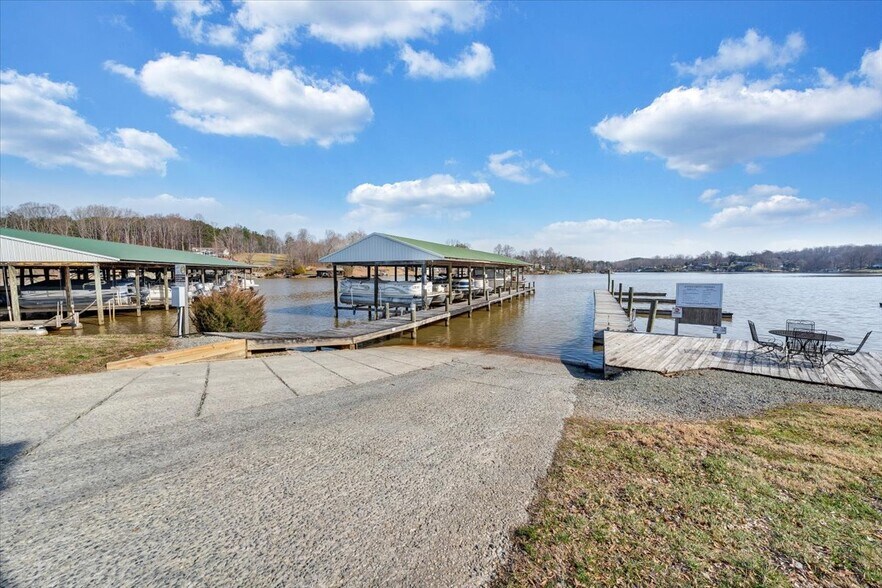 More Photos Of 2200 Old Salem School Rd, Union Hall Marina For Sale