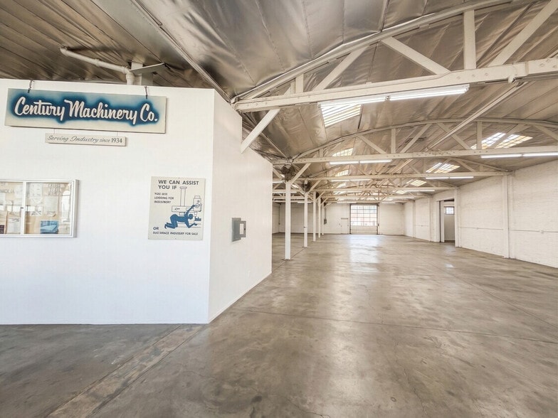 Primary Photo Of 1937-1939 S Santa Fe Ave, Los Angeles Showroom For Lease