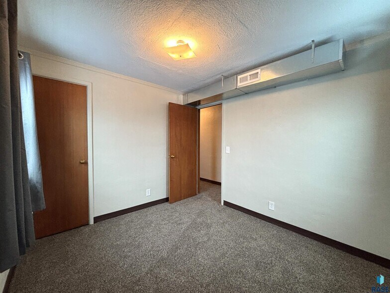 More Photos Of 118 N Broadway Ave, Miller General Retail For Sale