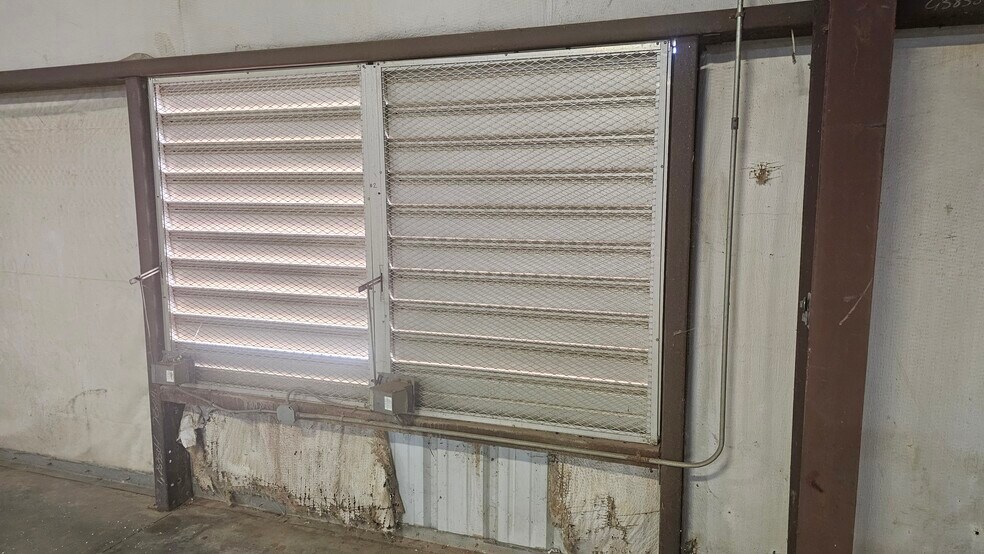 More Photos Of 2701 Southridge Dr, Wichita Falls Distribution For Lease