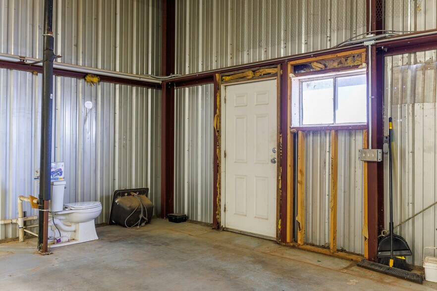 More Photos Of 15051 N Business 79 Hwy, Florence Service For Sale