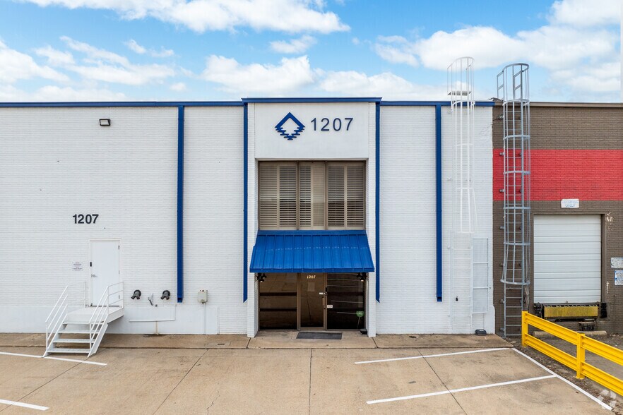 More Photos Of 1207 W Crosby Rd, Carrollton Manufacturing For Sale