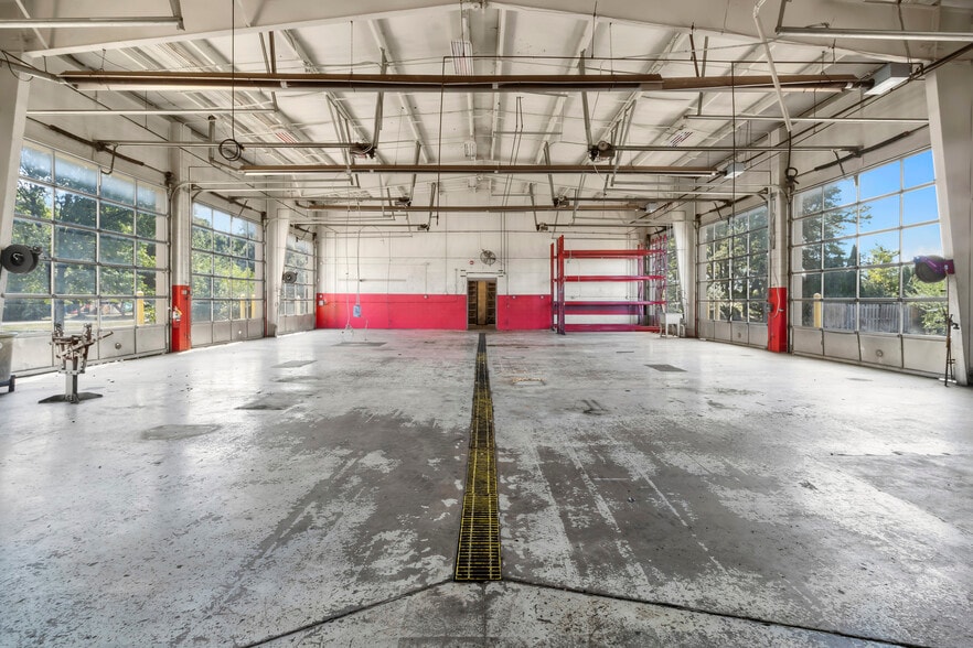 More Photos Of 326 Western Blvd, Greenwood Industrial For Lease