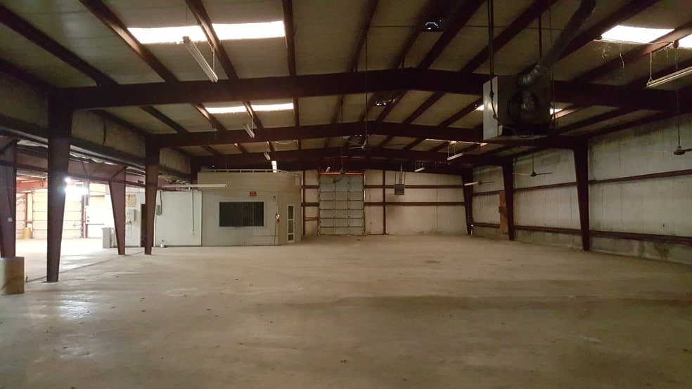More Photos Of 440 N Broadway St, Joshua Manufacturing For Lease