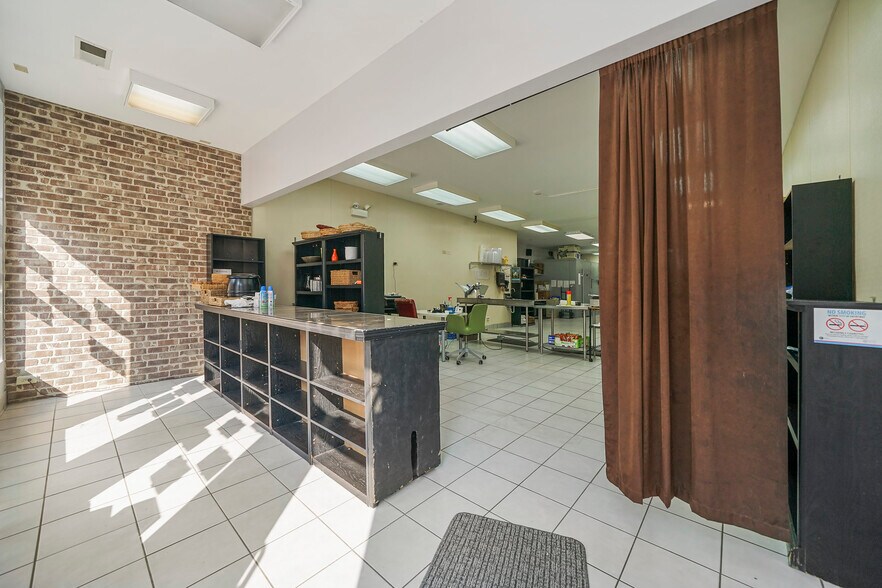 More Photos Of 907 N Damen Ave, Chicago Storefront Retail Residential For Lease