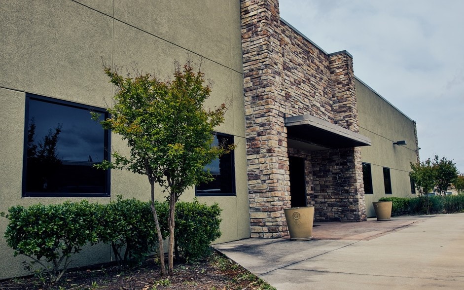 More Photos Of 205 S Alma Dr, Allen Warehouse For Lease