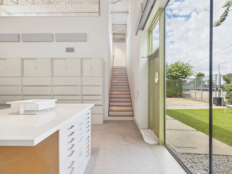 More Photos Of 1111 Lagoon Dr, Dallas Office For Sale