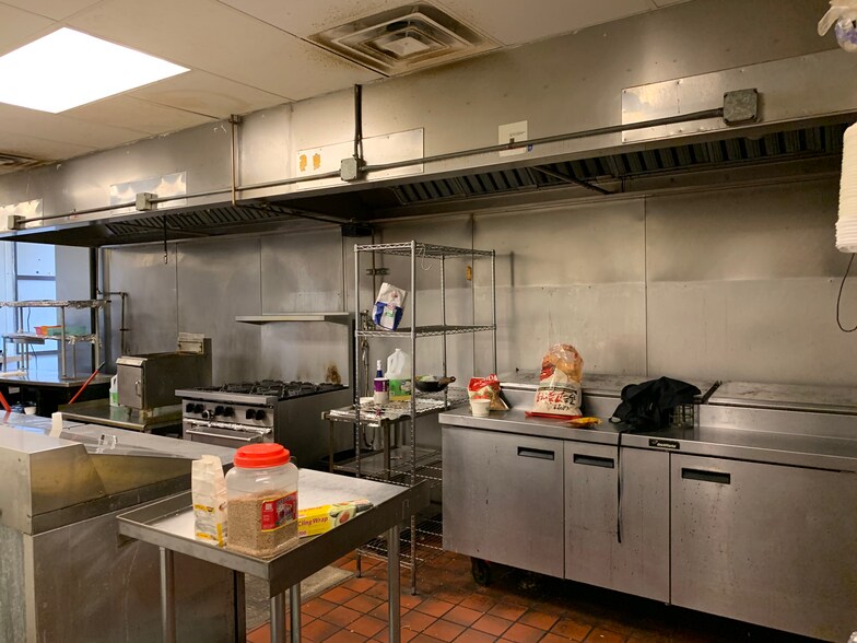 More Photos Of 1915 N Richmond St, Appleton Restaurant For Sale