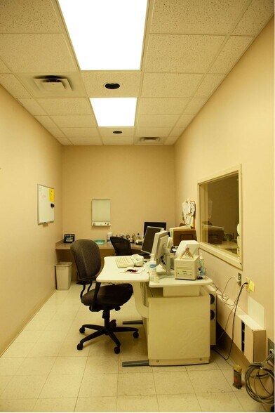 More Photos Of 790 Creekview Dr, Columbus Medical For Sale