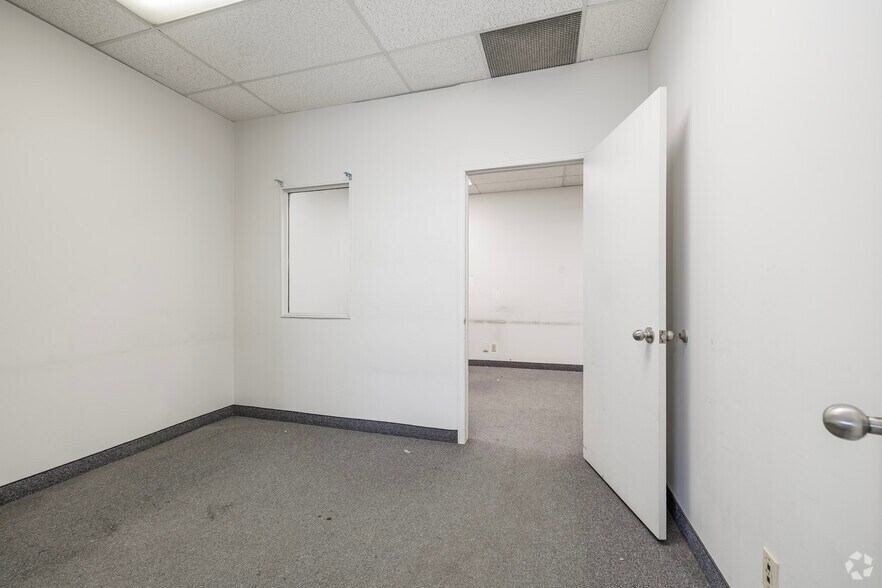 More Photos Of 90A-90F Boul Brunswick, Dollard-des-Ormeaux Warehouse For Lease