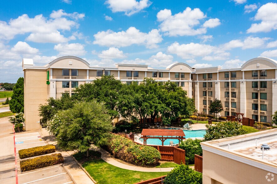 Primary Photo Of 3005 Airport Fwy, Bedford Hotel For Lease