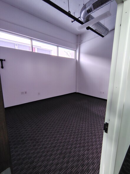 More Photos Of 18-22 Masse Pl, Batavia Warehouse For Lease