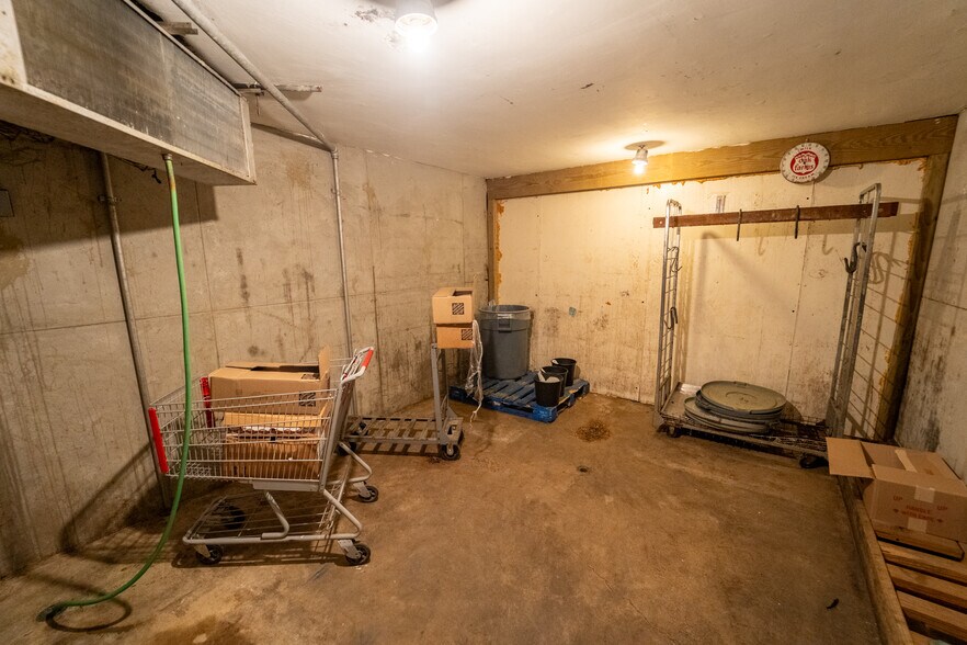 More Photos Of 1302 E Crestwood Dr, Victoria Storefront For Sale